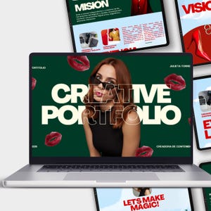 Puede incluir: Una pantalla de portátil que muestra un portafolio creativo digital con fondo verde oscuro, texto grande en blanco CREATIVE PORTFOLIO y estampados de labios rojos. Una persona con cabello caoba lleva gafas de sol negras.