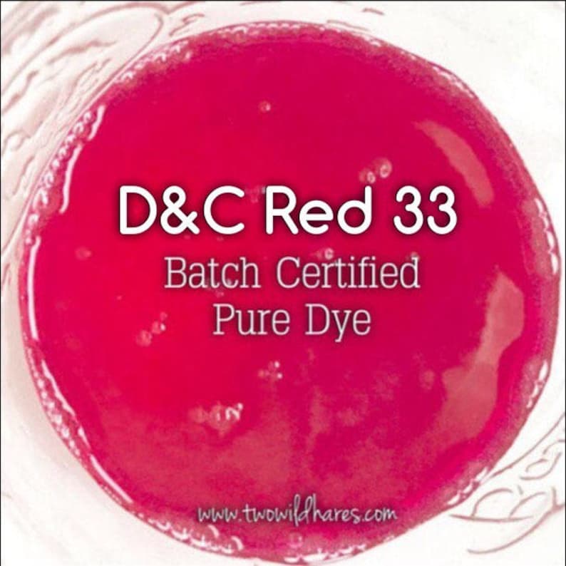 Może przedstawiać: Zbliżenie na jasnoczerwony płyn w przezroczystym szklanym pojemniku. Na zdjęciu widnieje tekst "D&C Red 33 Batch Certified Pure Dye". Adres strony internetowej "www.twowildhares.com" jest nadrukowany na dole zdjęcia.