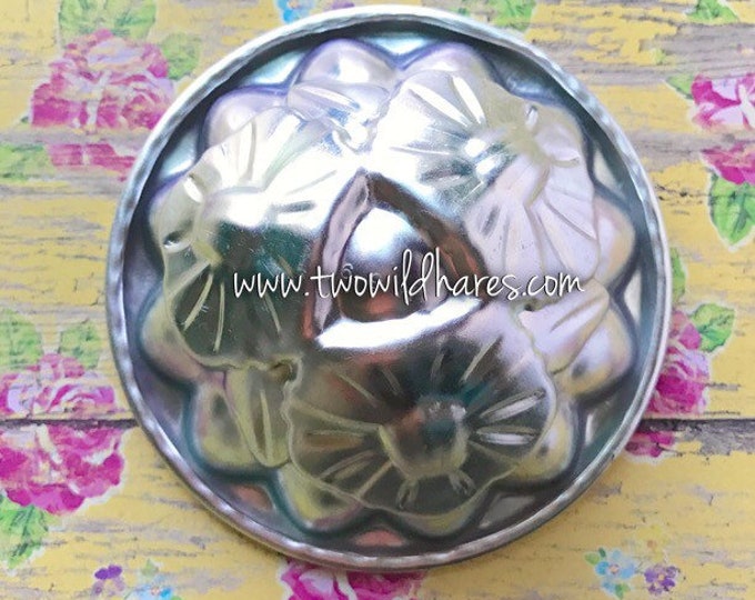 HAWAIIAN LEI/ HIBISCUS Bath Bomb & Baking Mold, Metal, 3 3/4" x 1  5/8" Two Wild Hares