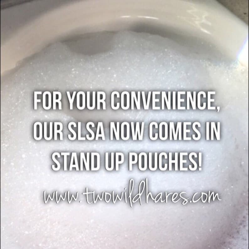 Puede incluir: Un fregadero blanco lleno de burbujas de jab&oacute;n. El texto dice "FOR YOUR CONVENIENCE, OUR SLSA NOW COMES IN STAND UP POUCHES! www.twowildhares.com".
