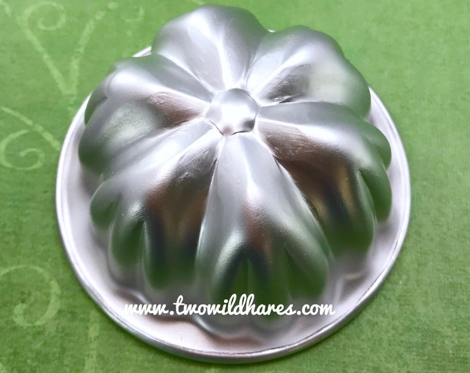 IRISH WILDFLOWER Bath Bomb & Baking Mold, 2 5/8" W x 1 3/8" D, Metal, Two Wild Hares