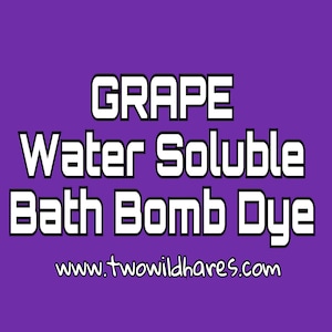 Puede incluir: Fondo morado con texto blanco que dice "GRAPE Water Soluble Bath Bomb Dye" y la dirección del sitio web "www.twowildhares.com". El texto es en negrita y con contorno.