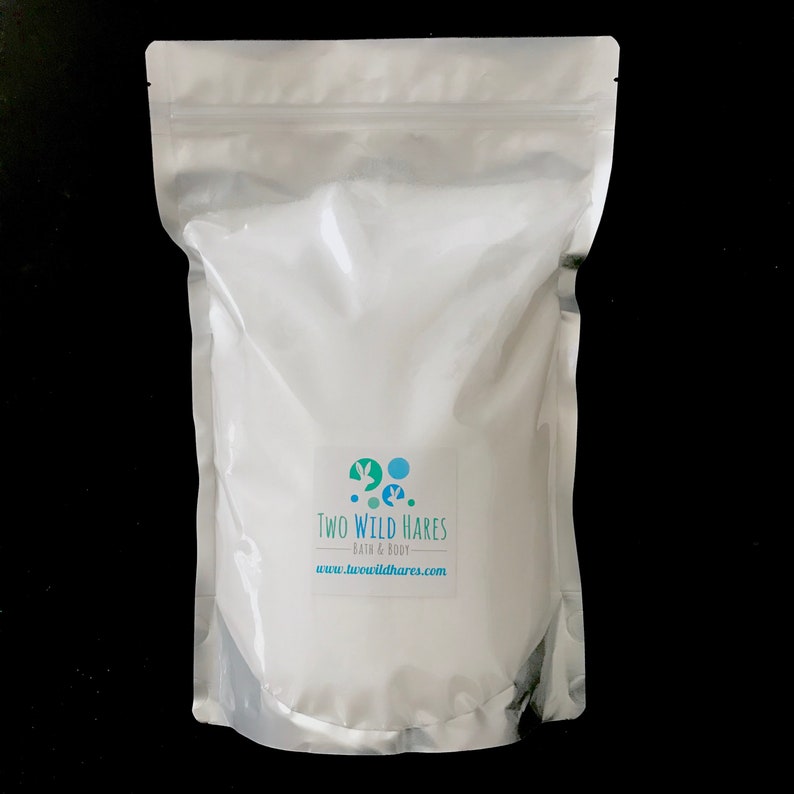 Puede incluir: Una bolsa blanca resellable con un exterior de l&aacute;mina plateada. La bolsa contiene un polvo blanco. La bolsa tiene un logotipo que dice "Two Wild Hares Bath & Body" y una direcci&oacute;n de sitio web: "www.twowildhares.com".