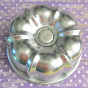 BIG BUNDT Bath Bomb & Baking Mold, Metal, 3 1/2&quot; x 1 7/8&quot;, Pop Out Bottom, Two Wild Hares