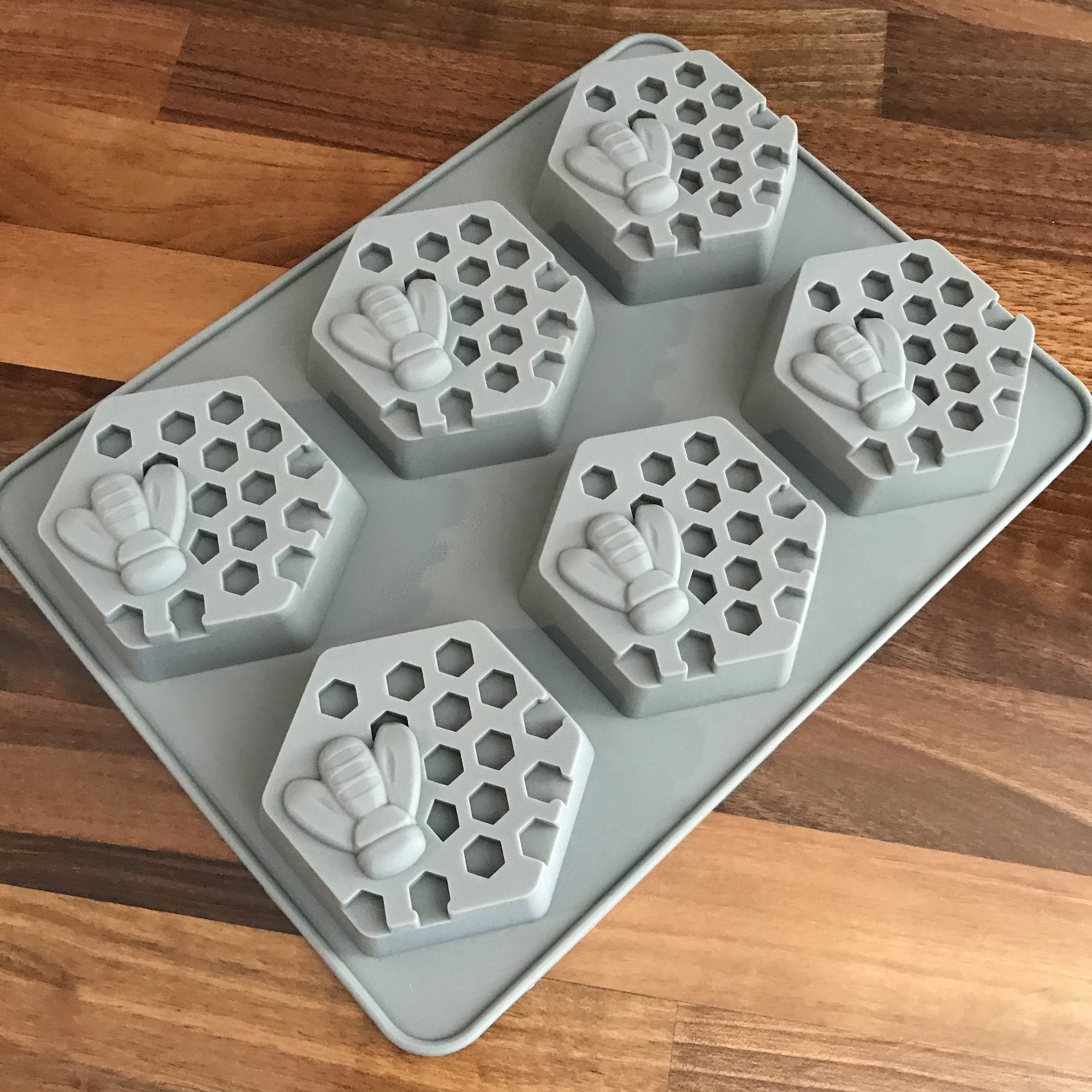 6 Cavity Bee Honeycomb Silicone Cake Mold Household Baking Manual