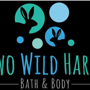 Puede incluir: Logotipo de una empresa de ba&ntilde;o y cuerpo llamada "Two Wild Hares". El logotipo presenta dos liebres estilizadas en c&iacute;rculos azules y verdes sobre un fondo negro.