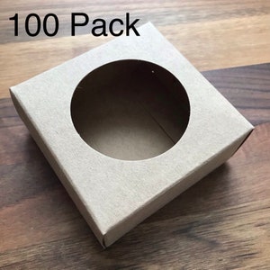 Puede incluir: Un paquete de 100 cajas de cart&oacute;n marr&oacute;n con un recorte redondo en el centro. Las cajas est&aacute;n dise&ntilde;adas para empaquetar art&iacute;culos peque&ntilde;os.