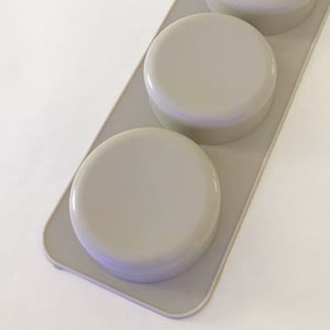 Pode incluir: Uma forma de silicone com três cavidades redondas, perfeita para fazer pequenos sabonetes, velas ou artesanato em resina.