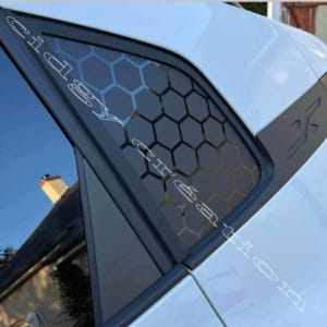 2 pegatinas decorativas personalizadas para las ventanas traseras de un Seat Arona.