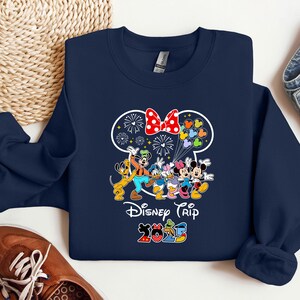 Sudadera con capucha de Mickey Mouse 2025, sudadera de Minnie Mouse, sudadera con capucha de personajes de Disney, regalo para amantes de Disney, vacaciones familiares, sudadera con capucha para fanáticos de Disney imagen 5
