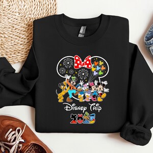 Sudadera con capucha de Mickey Mouse 2025, sudadera de Minnie Mouse, sudadera con capucha de personajes de Disney, regalo para amantes de Disney, vacaciones familiares, sudadera con capucha para fanáticos de Disney imagen 7