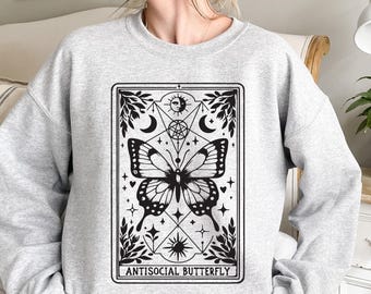 Sudadera con mariposa antisocial, cuello redondo con carta del tarot celestial, suéter de luna de bruja, ropa alternativa mística, suéter gótico extragrande