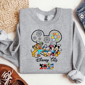 Sudadera con capucha de Mickey Mouse 2025, sudadera de Minnie Mouse, sudadera con capucha de personajes de Disney, regalo para amantes de Disney, vacaciones familiares, sudadera con capucha para fanáticos de Disney imagen 3