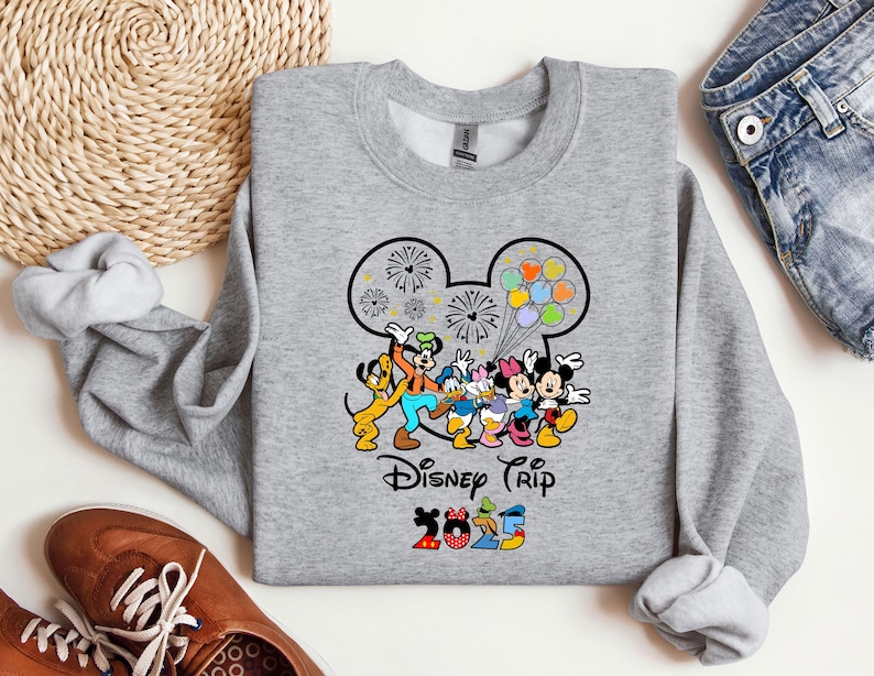 Sudadera con capucha de Mickey Mouse 2025, sudadera de Minnie Mouse, sudadera con capucha de personajes de Disney, regalo para amantes de Disney, vacaciones familiares, sudadera con capucha para fanáticos de Disney imagen 3