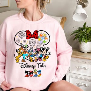 Sudadera con capucha de Mickey Mouse 2025, sudadera de Minnie Mouse, sudadera con capucha de personajes de Disney, regalo para amantes de Disney, vacaciones familiares, sudadera con capucha para fanáticos de Disney imagen 2