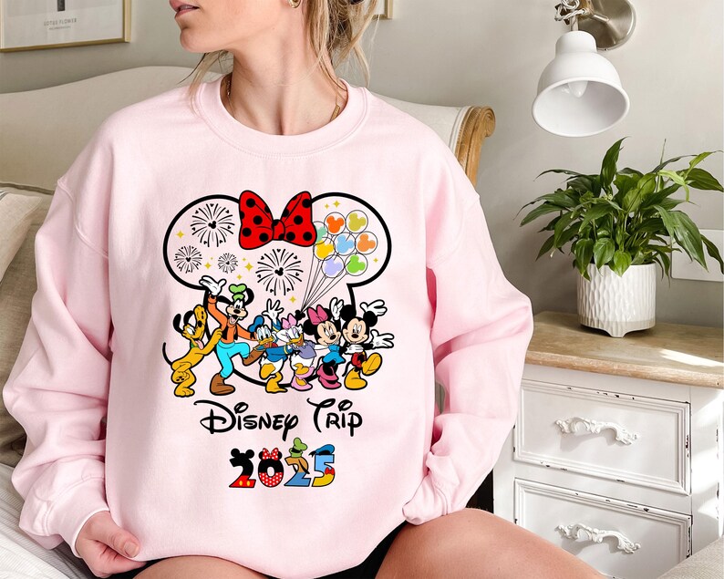 Sudadera con capucha de Mickey Mouse 2025, sudadera de Minnie Mouse, sudadera con capucha de personajes de Disney, regalo para amantes de Disney, vacaciones familiares, sudadera con capucha para fanáticos de Disney imagen 2