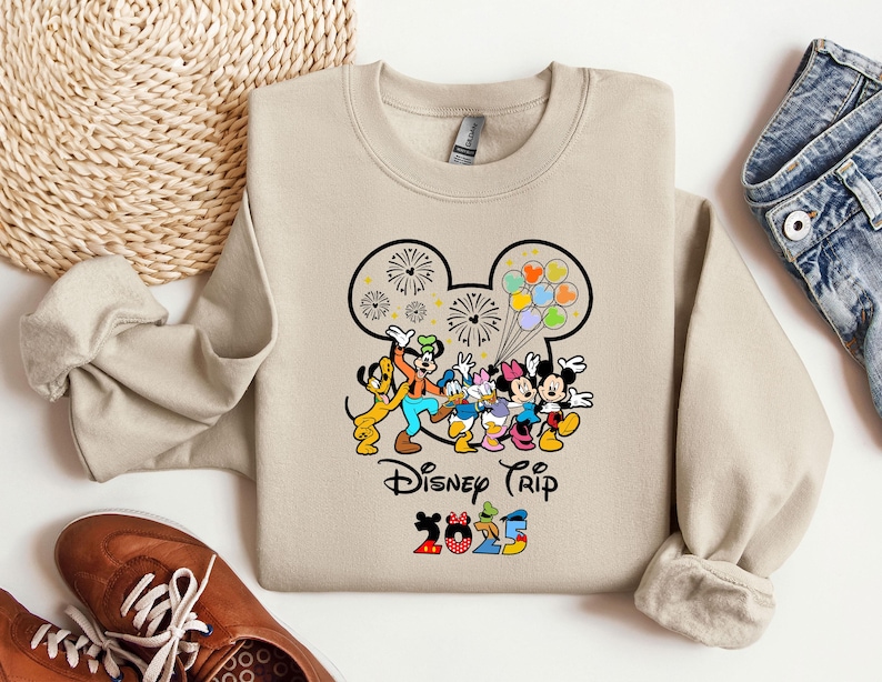 Sudadera con capucha de Mickey Mouse 2025, sudadera de Minnie Mouse, sudadera con capucha de personajes de Disney, regalo para amantes de Disney, vacaciones familiares, sudadera con capucha para fanáticos de Disney imagen 4