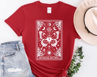 Antisozialer Schmetterling Shirt, Tarot Karte T-Shirt, Himmlisches Witchy T-Shirt mit mystischem Mond, Boho Goth Top, Alt Kleidung Geschenk für Sie