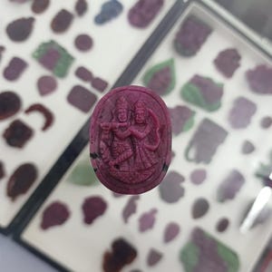 Rubin Radha Krishna Anhänger | Handgeschnitzter Edelstein mit heiligem Om Symbol