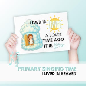 以下が含まれることがあります： 「I LIVED IN HEAVEN」と「A LONG TIME AGO IT IS true」というテキストが書かれた白いポスター。雲の家の中にいる女の子と黄色い太陽の漫画イラストが特徴です。「PRIMARY SINGING TIME」という言葉も表示されています。