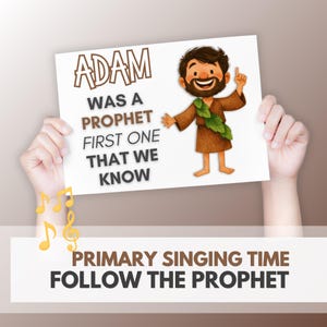Może przedstawiać: Biały znak z napisem "ADAM WAS A PROPHET FIRST ONE THAT WE KNOW" i ilustracją Adama z kreskówek. Znak zawiera również tekst "PRIMARY SINGING TIME FOLLOW THE PROPHET".