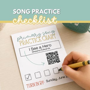 以下が含まれることがあります： Primary Song PRACTICE CHART、I See a Hero、Shawna Edwardsという文字が書かれた白い紙の練習用チャート。黒いQRコード、手書きの矢印、4つの正方形のチェックボックスのうち1つにチェックが入っており、TURN IN BY: Sunday, June 2という文字が記載されています。