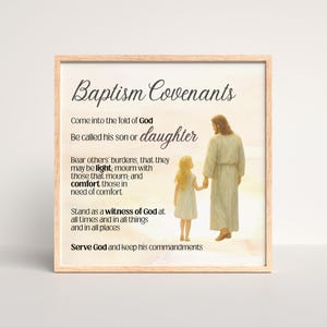 Op de afbeelding: Een ingelijste print met de tekst "Baptism Covenants". De afbeelding toont een illustratie van Jezus die de hand van een jong meisje vasthoudt. De tekst bevat religieuze verzen. De print heeft een zachte, neutrale achtergrond.