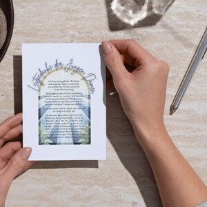 May include: A white card with a blue and white stained glass design. The card has a quote in German that reads "Letztdanke der Jungen Damen" and "Ich bin eine geliebte Tochter himmlischer Eltern und habe ein g&ouml;ttliches Wesen und eine ewige Bestimmung. Als J&uuml;ngerin Jesu Christi strebe ich danach, war er zu werden. Ich bem&uuml;he mich um pers&ouml;nliche Offenbarung, handle danach und komme mehr in seinen heiligen Namen um andere. Ich trete allzeit und in allen und &uuml;berall als Zeugin Gottes an. In meinem Bestreben, mich f&uuml;r die Erh&ouml;hung bereitzumachen, danke ich f&uuml;r die Gabe der Umkehr, bem&uuml;he mich jeden Tag f&uuml;r Zuhause und meine Familie, schreibe und halte heilige B&uuml;ndnisse und erzeuge der heiligen Handlung und erlange der heiligen Tempel."