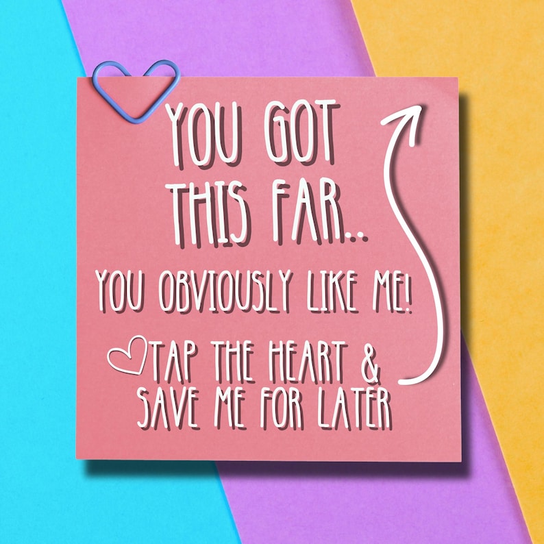 Pu&ograve; includere: Un post-it rosa con il testo "YOU GOT THIS FAR... YOU OBVIOUSLY LIKE ME! TAP THE HEART & SAVE ME FOR LATER". Una graffetta blu a forma di cuore &egrave; attaccata in alto a sinistra. Una freccia bianca punta al testo.