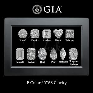 Op de afbeelding: Een display van verschillende diamanten slijpvormen, waaronder rond, kussen en smaragd, met het GIA-logo bovenaan. De tekst "E Color / VVS Clarity" staat onderaan. De diamanten zijn op een zwarte achtergrond geplaatst.