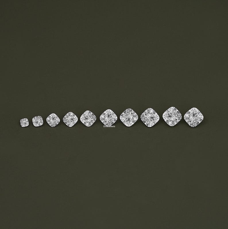 K&ouml;nnte beinhalten: Eine Reihe von zehn klaren, quadratischen Diamanten in verschiedenen Gr&ouml;&szlig;en, die von klein nach gro&szlig; angeordnet sind, auf einem dunkelgr&uuml;nen Hintergrund.