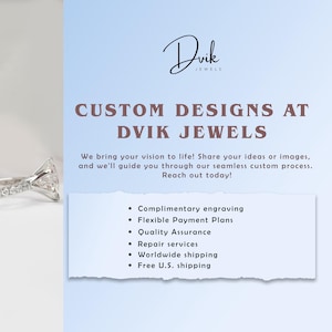Może przedstawiać: Pierścionek zaręczynowy z diamentem na jasnoniebieskim tle z napisem "CUSTOM DESIGNS AT DVIK JEWELS". Obraz zawiera r&oacute;wnież listę usług, w tym grawerowanie i wysyłkę na cały świat.