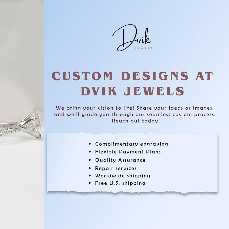 Może przedstawiać: Pierścionek zaręczynowy z diamentem na jasnoniebieskim tle z napisem "CUSTOM DESIGNS AT DVIK JEWELS". Obraz zawiera r&oacute;wnież listę usług, w tym grawerowanie i wysyłkę na cały świat.