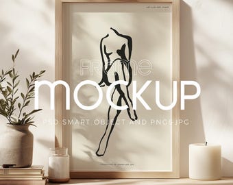 Mockup di cornice per poster in legno: mockup PSD di grafica verticale