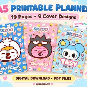 Puede incluir: Set de agenda imprimible A5 con 19 páginas y 9 diseños de portada con personajes SKZOO. Las portadas muestran a Wolf Chan, Dwaekki y Tasy en patrones azules y rosas. Incluye una página de planificador semanal con secciones de tareas y notas.