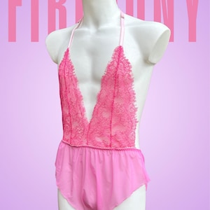 Body Sissy Lingerie Masculino – Macacão de Renda Rosa – Babydoll com Decote Profundo para Femboys e Travestis – FirePony