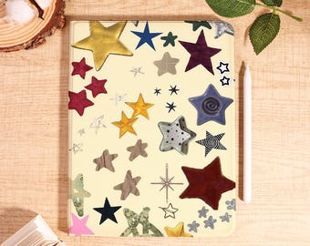 Può includere: Una custodia per tablet color crema adornata con vari disegni a stella in più colori, tra cui oro, blu e bordeaux. La custodia presenta una varietà di forme e trame a stella, con uno stilo bianco nelle vicinanze. Il tema generale è celeste.