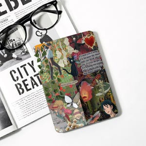 Può includere: Una custodia per telefono decorativa con un collage di personaggi anime, farfalle e motivi floreali. La custodia include il testo "If I send you a song..." e "Amore, amore, amore". Il design incorpora elementi rossi, verdi e bianchi.