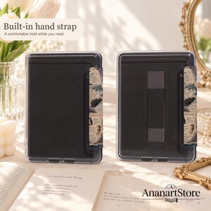 Puede incluir: Dos fundas negras para lector electr&oacute;nico con marcos de pl&aacute;stico transparente y una correa de mano integrada. El lado derecho de cada funda presenta una tira decorativa con ilustraciones marinas vintage y texto. El texto dice Built-in hand strap.