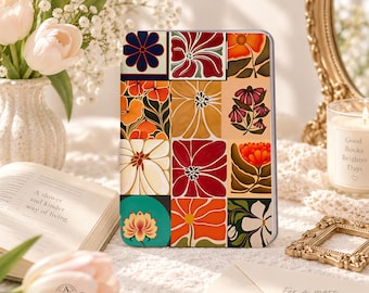 Puede incluir: Una funda rectangular para tableta que presenta una cuadrícula de doce ilustraciones florales distintas en tonos rojo, naranja, amarillo, verde y azul oscuro. Cada panel cuadrado muestra un patrón botánico único con pétalos y hojas estilizados.