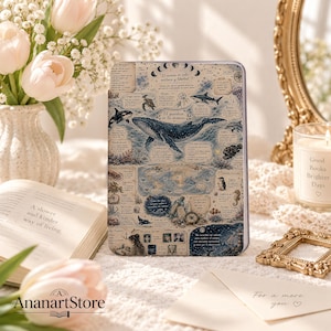 Puede incluir: Una funda rectangular para lector electr&oacute;nico con una ilustraci&oacute;n detallada de estilo vintage de vida marina, que incluye una gran ballena, tiburones y criaturas marinas, con textos en espa&ntilde;ol, fases lunares y motivos n&aacute;uticos en tonos azul y beige.
