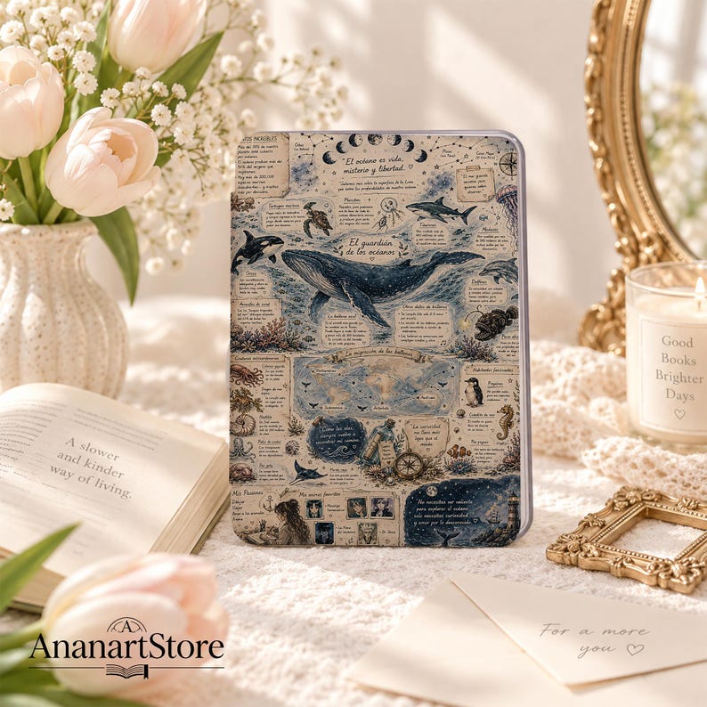 Puede incluir: Una funda rectangular para lector electr&oacute;nico con una ilustraci&oacute;n detallada de estilo vintage de vida marina, que incluye una gran ballena, tiburones y criaturas marinas, con textos en espa&ntilde;ol, fases lunares y motivos n&aacute;uticos en tonos azul y beige.