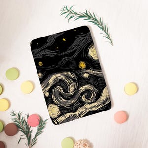 Op de afbeelding: Een zwarte tablet hoes met een gestileerde illustratie van Van Goghs "Sterrennacht". Het ontwerp toont wervelende penseelstreken in crème- en grijstinten, met gele sterren tegen een donkere hemel. De hoes is rechthoekig met afgeronde hoeken.