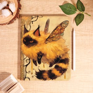 Capa para iPad com estampa de abelha, gato e fada, compatível com iPad Mini 6, iPad Air, iPad Pro 2021, iPad Air 5, Air 4 e iPad Pro 11. Também disponível em iPad Pro 13" M5.