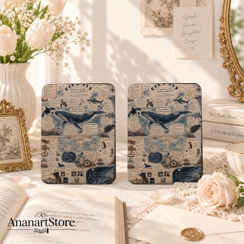 Puede incluir: Dos fundas rectangulares para lector electr&oacute;nico con un dise&ntilde;o de mapa n&aacute;utico de estilo vintage, que incluye ilustraciones de ballenas, criaturas marinas y br&uacute;julas. El fondo crema est&aacute; lleno de bocetos marinos y texto en espa&ntilde;ol.