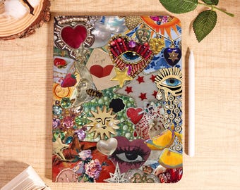 Puede incluir: Una cubierta de cuaderno rectangular que presenta un collage vibrante de varios iconos, incluyendo corazones con cuentas, un sol con rostro dorado, múltiples ojos, estrellas, fresas y elementos florales. El diseño incorpora una nota con el texto P.S. I love you.