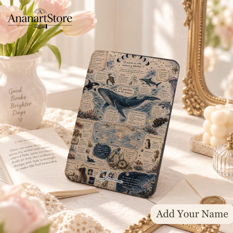 Puede incluir: Una funda rectangular para lector electr&oacute;nico con una ilustraci&oacute;n detallada de estilo vintage de vida marina, que incluye una gran ballena, un tibur&oacute;n y una tortuga marina, rodeada de textos n&aacute;uticos, mapas y motivos de br&uacute;jula.