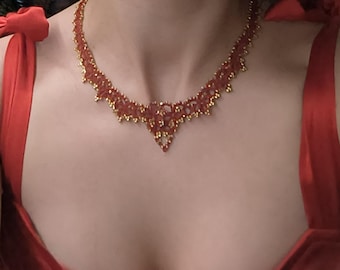 Girocollo in pizzo rosso vino fatto a mano, collana con perline dorate e lavorazione a merletto