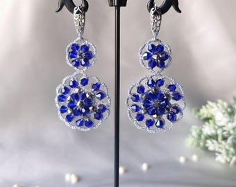 Orecchini blu e argento lavorati a chiacchierino con filo di poliestere/metallico, perline di vetro Miyuki