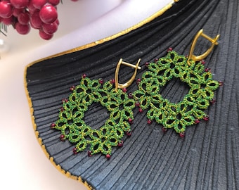 Orecchini di Natale: pizzo verde con perline di vetro rosse